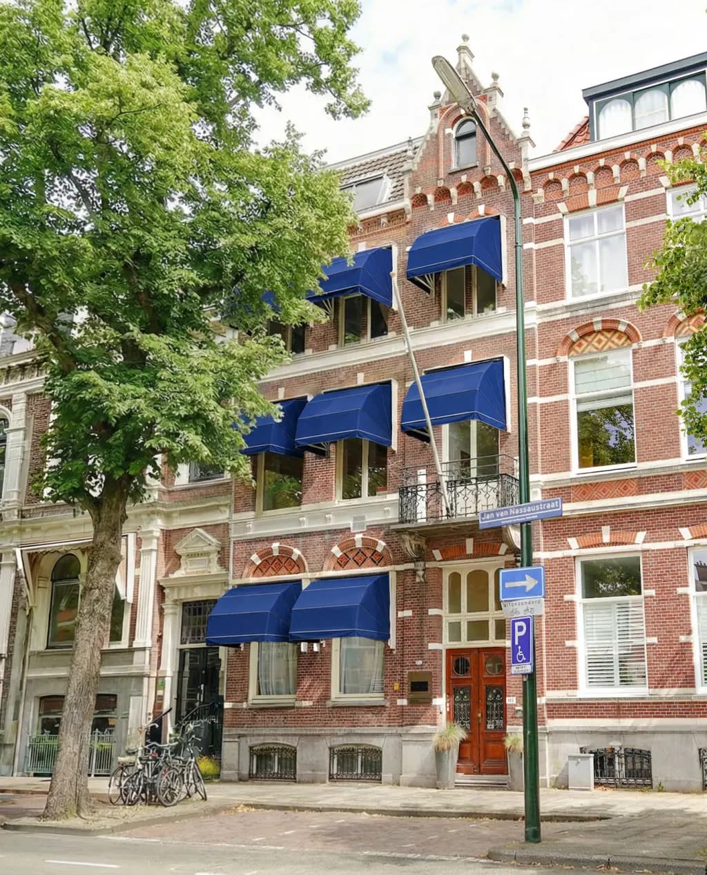 Gevel Jan van Nassaustraat 113 met uitgeklapte luifels