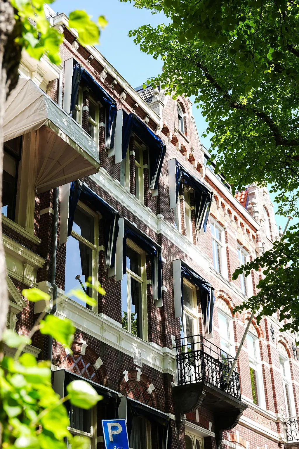 Gevel-detail van Jan van Nassaustraat 113 met balkons