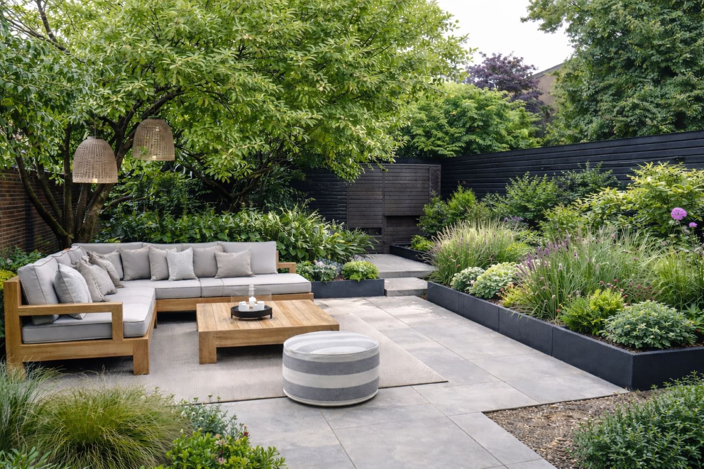 Tuin van circa 120 m² met patio